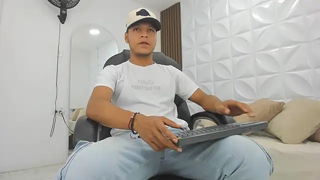 Snapshot of Ricky_Owens1 chatting on 11-24-25, 08:41 Ricky Owens1 online show from 11-24-25, 08:41