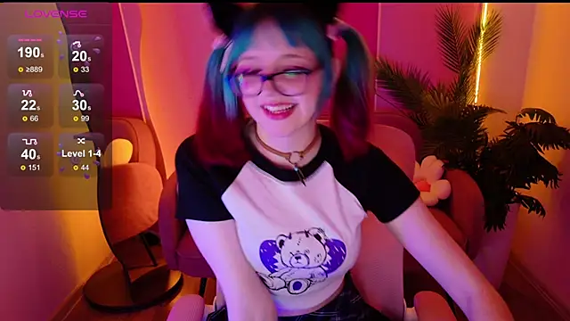 Snapshot of CoralineYoung chatting on 10-25-25, 05:48 CoralineYoung online show from 10-25-25, 05:48