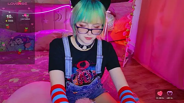 Snapshot of CoralineYoung chatting on 05-17-26, 05:05 CoralineYoung online show from 05-17-26, 05:05
