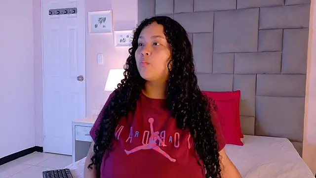 Snapshot of KITY_HILL chatting on 09-22-25, 04:47 KITY HILL online show from 09-22-25, 04:47