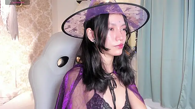 LilyThea online show from 10-31-25, 09:16