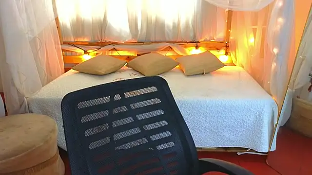 Snapshot of loreaniss chatting on 10-22-25, 07:46 loreaniss online show from 10-22-25, 07:46