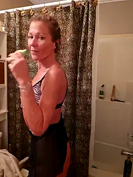 Snapshot of PhynneNicole chatting on 11-25-25, 05:35 PhynneNicole online show from 11-25-25, 05:35