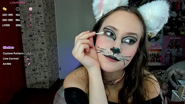 Snapshot of LucyRose3 chatting on 10-31-25, 05:47 LucyRose3 online show from 10-31-25, 05:47