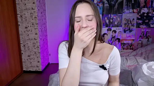 Snapshot of LucyRose3 chatting on 11-18-25, 04:28 LucyRose3 online show from 11-18-25, 04:28