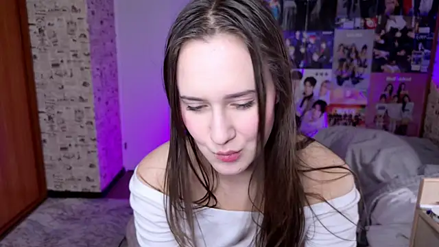 Snapshot of LucyRose3 chatting on 11-19-25, 04:29 LucyRose3 online show from 11-19-25, 04:29