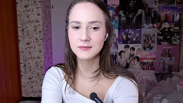 Snapshot of LucyRose3 chatting on 12-16-25, 01:21 LucyRose3 online show from 12-16-25, 01:21