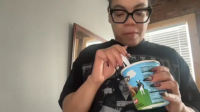 Snapshot of zahrabliss chatting on 01-12-26, 07:41 zahrabliss online show from 01-12-26, 07:41