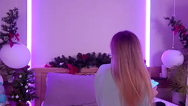 Snapshot of AriWild chatting on 12-23-25, 04:43 AriWild online show from 12-23-25, 04:43