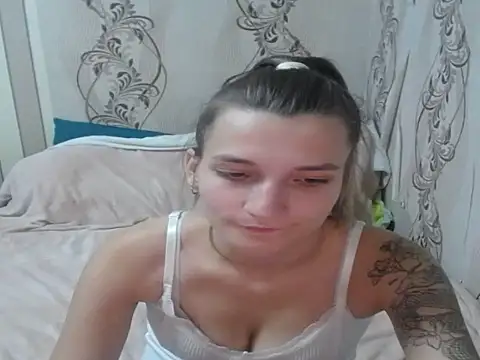 Snapshot of AlissaClark chatting on 10-10-25, 07:13 AlissaClark online show from 10-10-25, 07:13