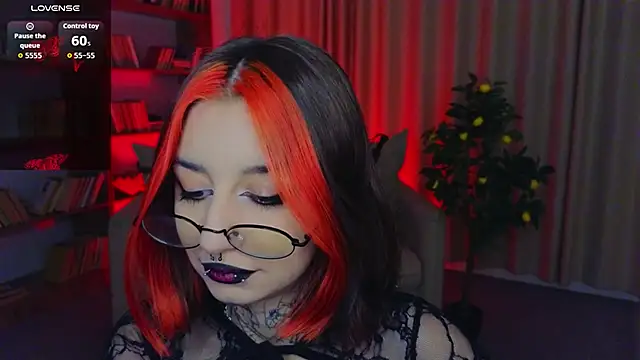 Snapshot of Mistress__Marcelline chatting on 05-25-26, 01:44 Mistress Marcelline online show from 05-25-26, 01:44
