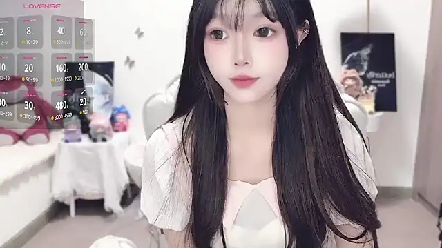 Snapshot of -EEBABY chatting on 10-19-25, 10:43 -EEBABY online show from 10-19-25, 10:43