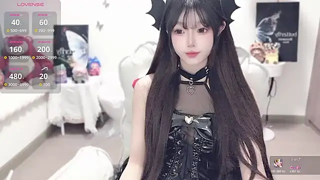 Snapshot of -EEBABY chatting on 10-31-25, 01:12 -EEBABY online show from 10-31-25, 01:12