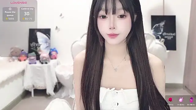 Snapshot of -EEBABY chatting on 11-21-25, 02:43 -EEBABY online show from 11-21-25, 02:43