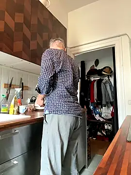 Snapshot of SexyLeon8 chatting on 11-04-25, 08:35 SexyLeon8 online show from 11-04-25, 08:35