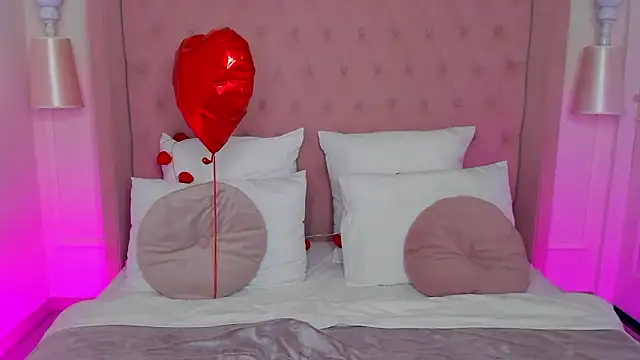 Snapshot of MilaMour chatting on 02-20-26, 07:21 MilaMour online show from 02-20-26, 07:21