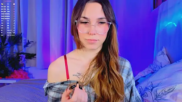 Snapshot of -CindyLou chatting on 12-20-25, 05:25 -CindyLou online show from 12-20-25, 05:25