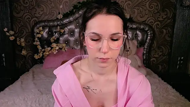 Snapshot of -CindyLou chatting on 02-14-26, 05:37 -CindyLou online show from 02-14-26, 05:37