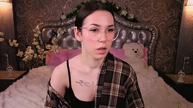 Snapshot of -CindyLou chatting on 02-17-26, 05:26 -CindyLou online show from 02-17-26, 05:26