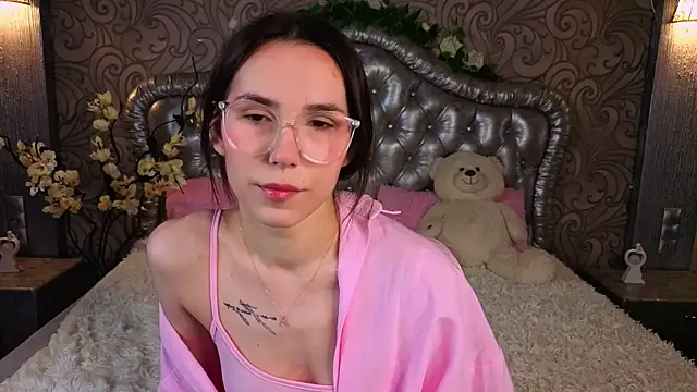 Snapshot of -CindyLou chatting on 03-20-26, 05:45 -CindyLou online show from 03-20-26, 05:45