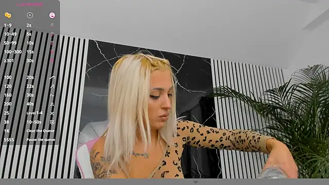 Snapshot of daisyblushh chatting on 10-06-25, 07:11 daisyblushh online show from 10-06-25, 07:11