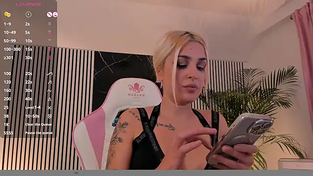 Snapshot of daisyblushh chatting on 10-27-25, 07:40 daisyblushh online show from 10-27-25, 07:40