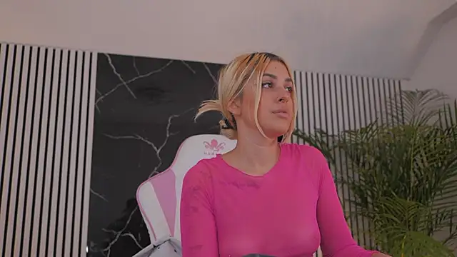 Snapshot of daisyblushh chatting on 11-22-25, 05:01 daisyblushh online show from 11-22-25, 05:01