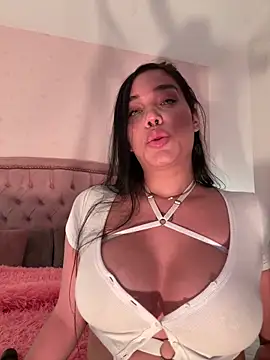 Snapshot of Bella__Wood chatting on 09-21-25, 07:15 Bella Wood online show from 09-21-25, 07:15