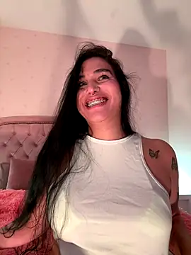 Snapshot of Bella__Wood chatting on 09-26-25, 08:13 Bella Wood online show from 09-26-25, 08:13