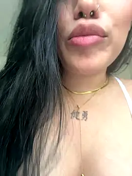 Snapshot of Bella__Wood chatting on 09-28-25, 05:51 Bella Wood online show from 09-28-25, 05:51