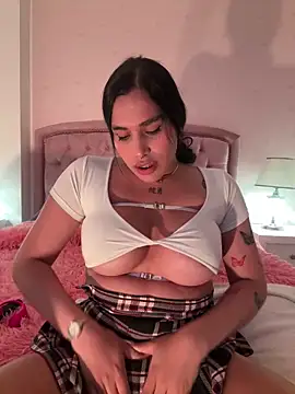 Snapshot of Bella__Wood chatting on 10-01-25, 08:37 Bella Wood online show from 10-01-25, 08:37