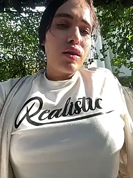 Snapshot of Bella__Wood chatting on 10-06-25, 08:50 Bella Wood online show from 10-06-25, 08:50