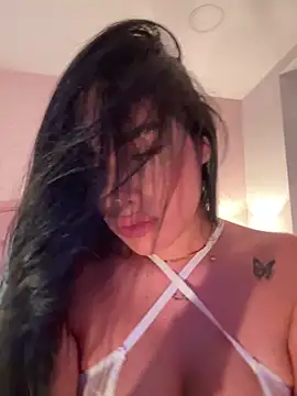 Snapshot of Bella__Wood chatting on 10-16-25, 08:21 Bella Wood online show from 10-16-25, 08:21