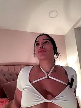 Snapshot of Bella__Wood chatting on 11-09-25, 05:55 Bella Wood online show from 11-09-25, 05:55