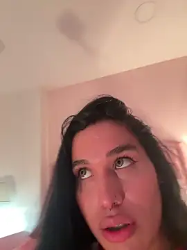 Snapshot of Bella__Wood chatting on 11-14-25, 03:55 Bella Wood online show from 11-14-25, 03:55