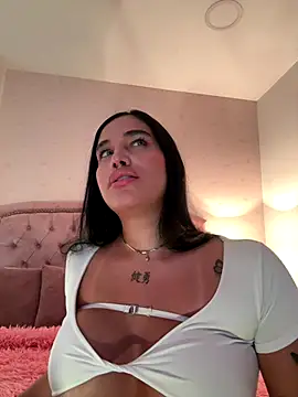 Snapshot of Bella__Wood chatting on 12-14-25, 08:13 Bella Wood online show from 12-14-25, 08:13