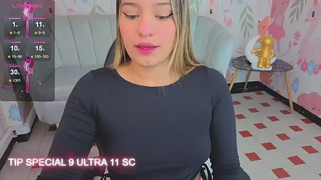 Snapshot of Paris09_v_ chatting on 02-12-26, 03:34 Paris09 v online show from 02-12-26, 03:34