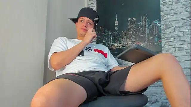 Snapshot of Themasterhades_777 chatting on 10-23-25, 08:29 Themasterhades 777 online show from 10-23-25, 08:29