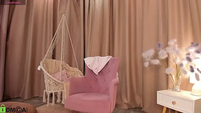 Snapshot of Naomi___Rias chatting on 11-19-25, 01:16 Naomi Rias online show from 11-19-25, 01:16