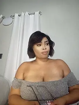 Snapshot of MadamPinky chatting on 02-08-26, 05:27 MadamPinky online show from 02-08-26, 05:27