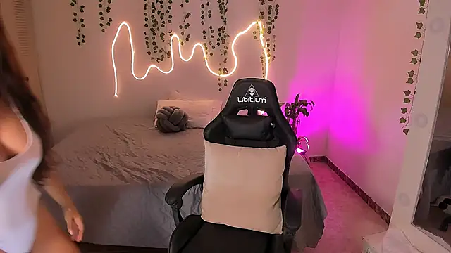 Snapshot of sara_doll77 chatting on 11-26-25, 08:43 sara doll77 online show from 11-26-25, 08:43