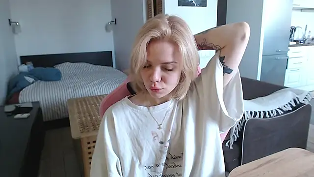 Snapshot of enchanting_chloe chatting on 03-19-26, 08:40 enchanting chloe online show from 03-19-26, 08:40