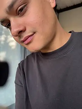 Snapshot of Rose-andres chatting on 10-31-25, 09:27 Rose-andres online show from 10-31-25, 09:27