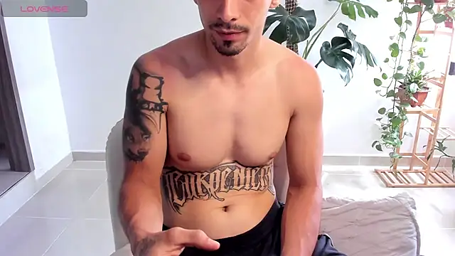 Snapshot of Mikevargas03 chatting on 04-13-26, 02:55 Mikevargas03 online show from 04-13-26, 02:55