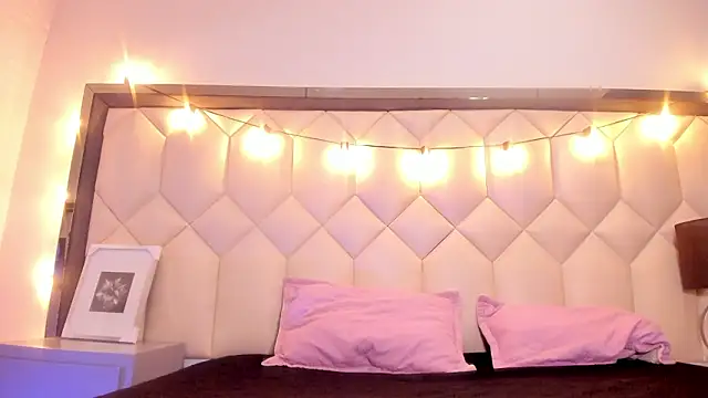 Scarletbigbug online show from 02-12-26, 12:00