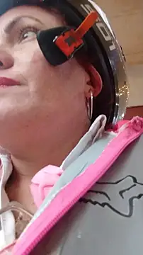 Snapshot of carolinhe_ chatting on 11-21-25, 07:56 carolinhe online show from 11-21-25, 07:56