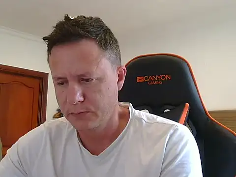 Snapshot of TroyDieselXXX chatting on 12-19-25, 04:30 TroyDieselXXX online show from 12-19-25, 04:30