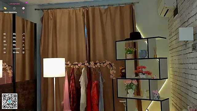 Snapshot of PetraHambelton chatting on 09-28-25, 04:07 PetraHambelton online show from 09-28-25, 04:07