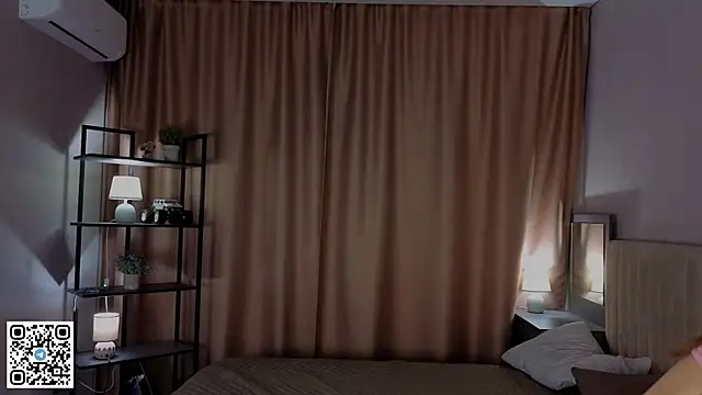 Snapshot of PetraHambelton chatting on 11-25-25, 04:12 PetraHambelton online show from 11-25-25, 04:12