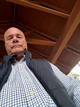 Snapshot of cyclone1212 chatting on 11-06-25, 11:44 cyclone1212 online show from 11-06-25, 11:44